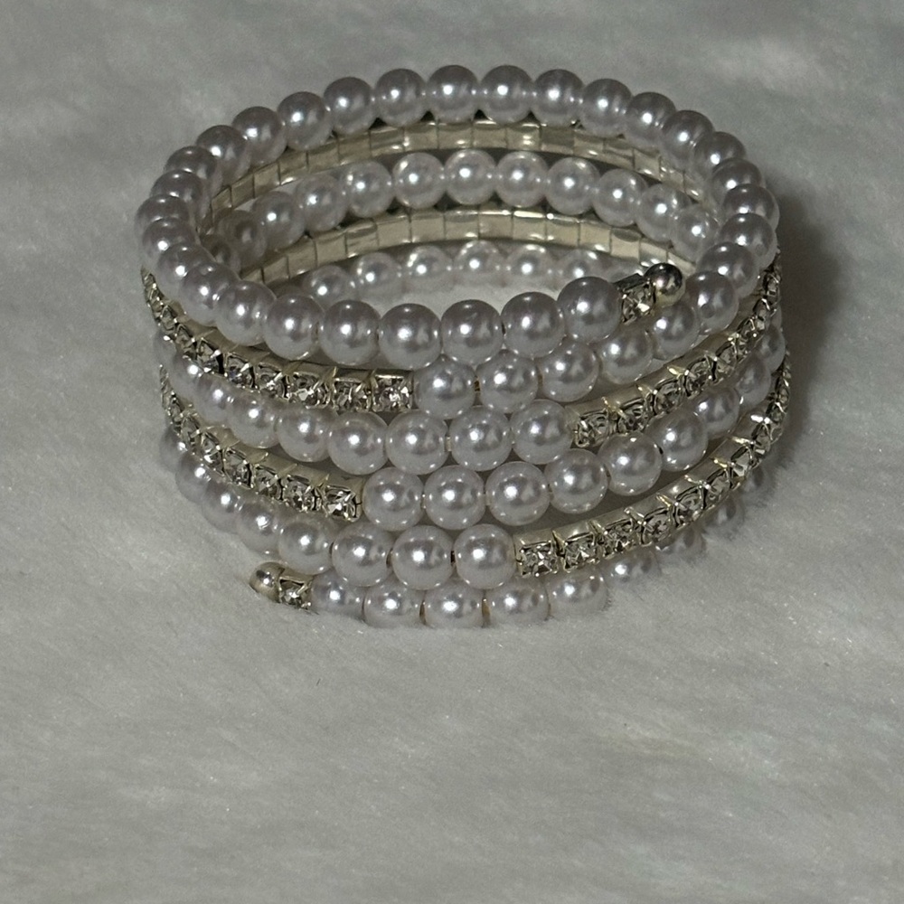 Elegant Pearl and Silver Bracelet